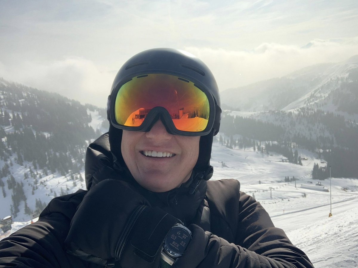 Garmin D-A-CH (@garmindach) on Twitter photo Das richtige Equipment für echte Champions im Schnee? ❄️⛷️ Die MARQ® 2!
Auch bei <a href="/BSchweinsteiger/">Bastian Schweinsteiger</a> darf sie auf der Piste nie fehlen und trackt die Anzahl an Abfahrten, zurückgelegte Höhenmeter, den Speed bei den Abfahrten - direkt am Handgelenk. #BeatYesterday #marq2 #garmin Das richtige Equipment für echte Champions im Schnee? ❄️⛷️ Die MARQ® 2!
Auch bei <a href="/BSchweinsteiger/">Bastian Schweinsteiger</a> darf sie auf der Piste nie fehlen und trackt die Anzahl an Abfahrten, zurückgelegte Höhenmeter, den Speed bei den Abfahrten - direkt am Handgelenk. #BeatYesterday #marq2 #garmin