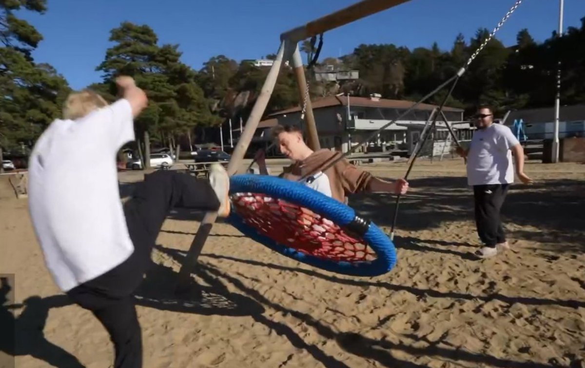 Hey Twitter - Ich brauche mal eure Hilfe. 
Mein kleiner Bruder (in der Schaukel im Korb) wurde von diesen beiden Männern (der hintere hat eine Eisenstange in der Hand!!) auf dem Spielplatz angegriffen &amp; fertig gemacht..

Kann jemand diese beiden eventuell identifizieren? 
Danke!