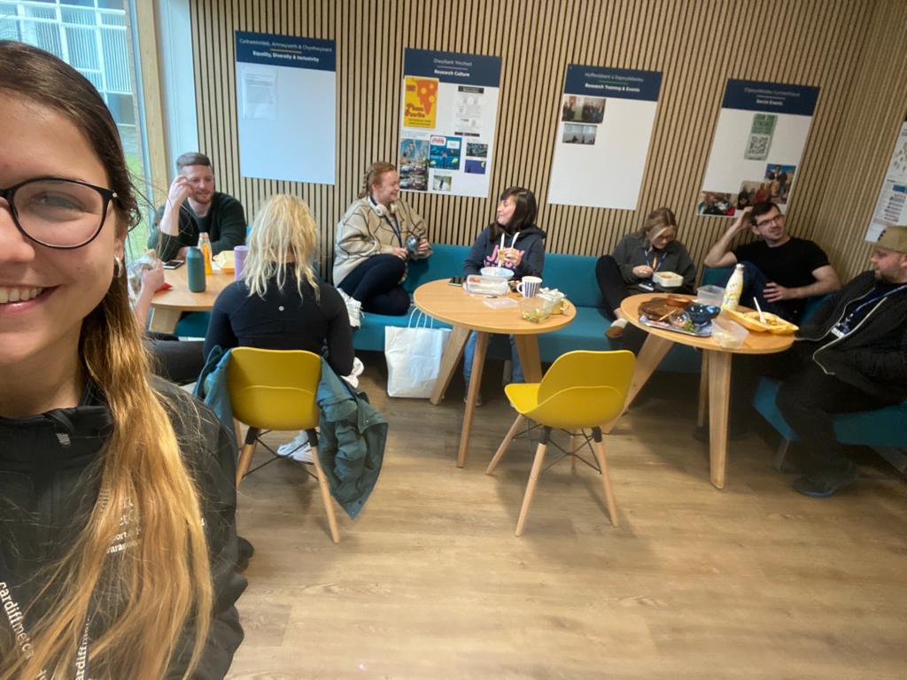 What a lovely community of doctoral students having a lunch break after an intense morning of hard work. Come and work in Cyncoed Research house with us! 💚