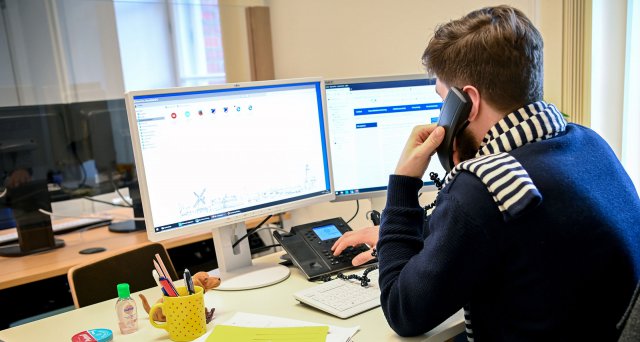 Dt_Aerzteblatt's tweet photo. ThĂŒringen schafft neue Stellen in GesundheitsĂ€mtern: Weimar â Mit Geld aus dem Bund-LĂ€nder-Pakt fĂŒr den Ăffentlichen Gesundheitsdienst (ĂGD) sollen in ThĂŒringen bis 2026 128 neue Vollzeitstellen in den⊠https://t.co/GG8jNtkKua #OEGD #neueStellen #Thueringen #Gesundheitsamt https://t.co/CbluCXG16U