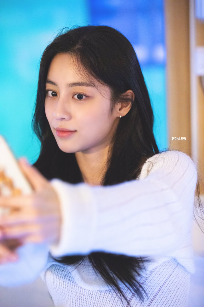 minahlight's tweet photo. 230319 #강민아 

🤳 
@minah320 https://t.co/8I5zxS2kaa