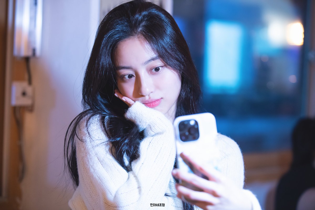 minahlight's tweet photo. 230319 #강민아 
셀카 천재 고앵이 🐱

@minah320 https://t.co/iPxeSlS2sC
