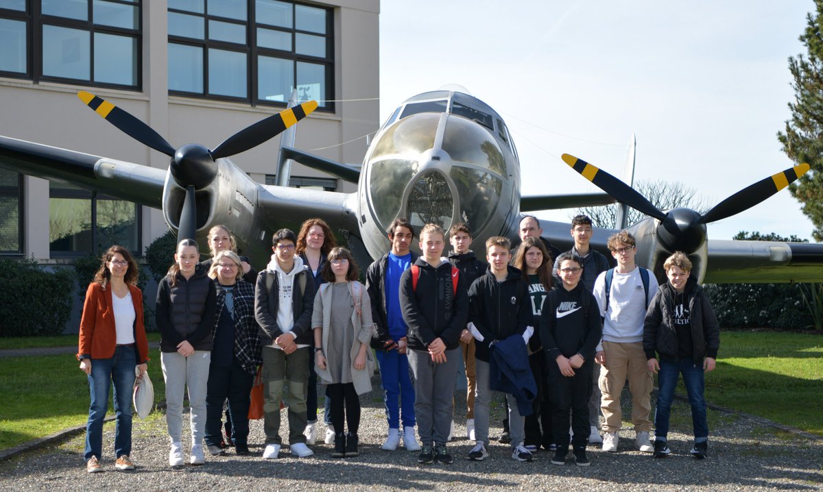 Tarmaq_Merignac's tweet photo. Une centaine de collégiens, 6 sites à @merignac #Aéro ouverts simultanément : @Dassault_OnAir, @Airbus, @thalesgroup, @SabenaTechnics, @SAFRAN,  #BA204 @Armee_de_lair pour faire découvrir les #métiers et renforcer l'attractivité en @NvelleAquitaine
@BxMetro
#LAeroRecrute https://t.co/9aqddXOqT8