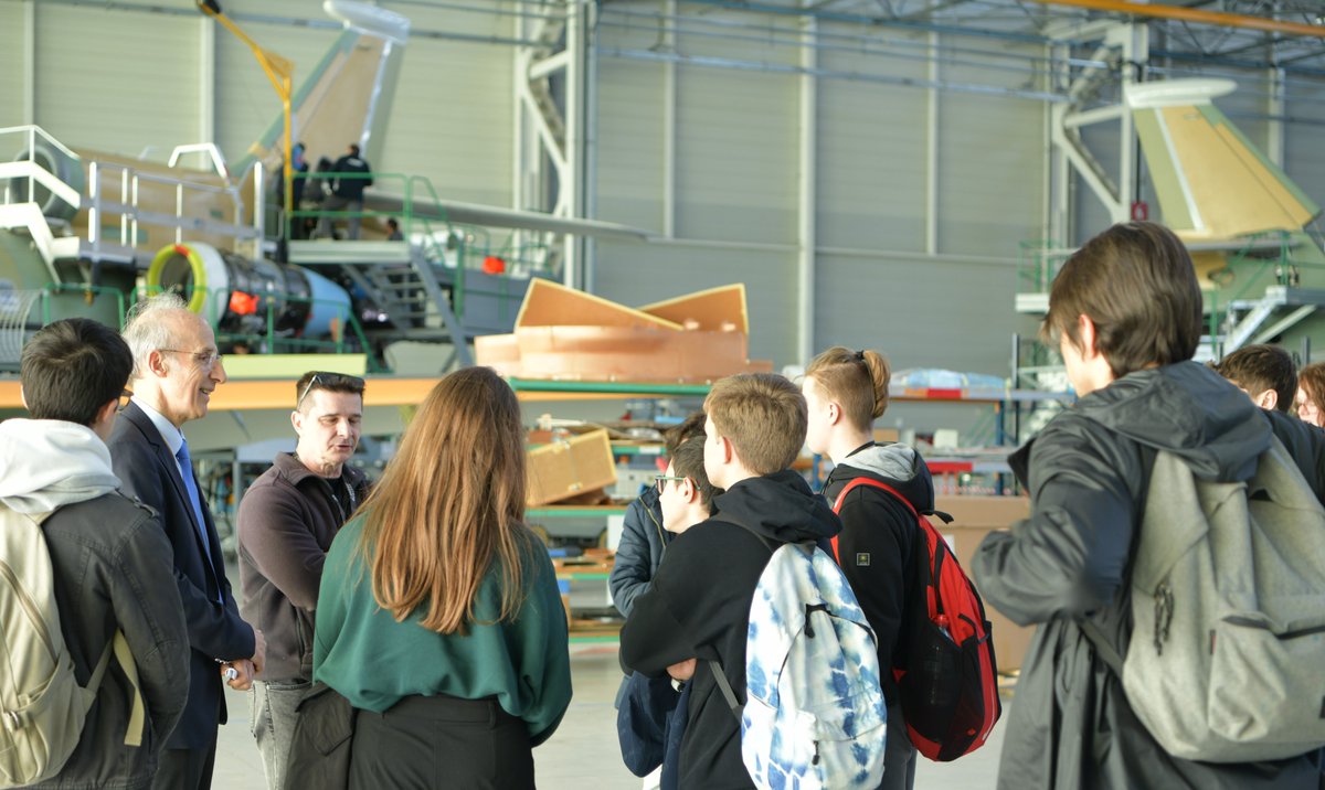 Tarmaq_Merignac's tweet photo. Une centaine de collégiens, 6 sites à @merignac #Aéro ouverts simultanément : @Dassault_OnAir, @Airbus, @thalesgroup, @SabenaTechnics, @SAFRAN,  #BA204 @Armee_de_lair pour faire découvrir les #métiers et renforcer l'attractivité en @NvelleAquitaine
@BxMetro
#LAeroRecrute https://t.co/9aqddXOqT8