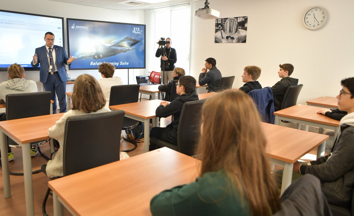 Tarmaq_Merignac's tweet photo. Une centaine de collégiens, 6 sites à @merignac #Aéro ouverts simultanément : @Dassault_OnAir, @Airbus, @thalesgroup, @SabenaTechnics, @SAFRAN,  #BA204 @Armee_de_lair pour faire découvrir les #métiers et renforcer l'attractivité en @NvelleAquitaine
@BxMetro
#LAeroRecrute https://t.co/9aqddXOqT8