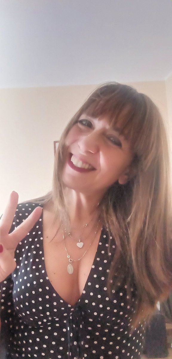Maryagitata's tweet photo. In un semplice scatto gli altri vedono ciò che tu non vedi... quindi se il mio oncologo mi dice che sono una forza della natura io un po' gli credo!!! E daje!!❤️
#FuckC #credercisempre https://t.co/ePQVt7Ijcd