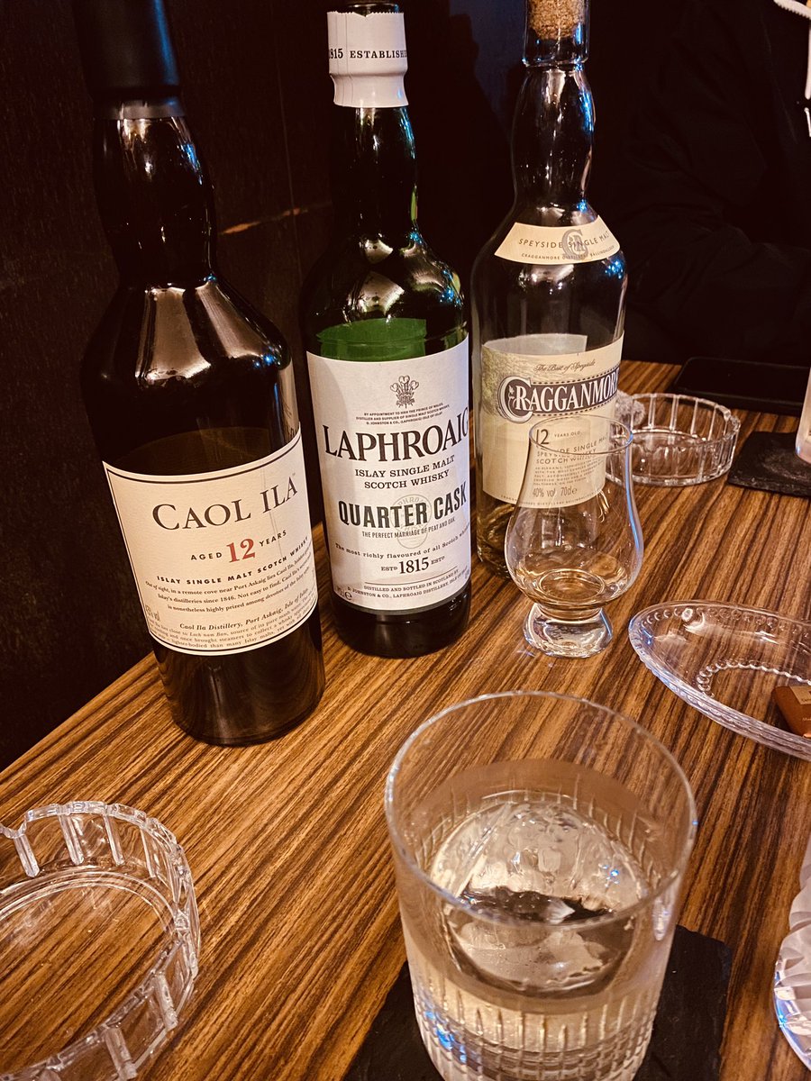 Kon2400's tweet photo. ついにラフロイグを飲みに来ましたよ！
٩(ˊᗜˋ*)و♪
ロックだときついかも.... https://t.co/uSKtoc5rn5