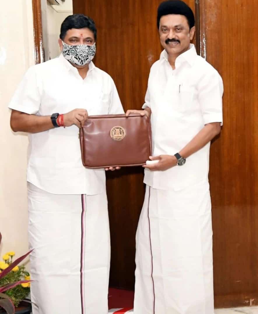 SeenuRajaa's tweet photo. உங்கள் அறிவும் ஆற்றலும் தலைவர் அவர்களின் உழைப்புக்கு மணிமகுடமாய் முத்தான பல திட்டங்கள் ..
வரலாறும் வாக்கும் திமுகவுக்கு சேரும் 
மகளிருக்கு ரூபாய் 1000 மாதம் தோறும் வழங்கும் திட்டம்
வாழ்த்துக்கள் தலைவரே மற்றும் நிதி அமைச்சரே ...
#MKStalinGovt https://t.co/L7GRdD34Ah
