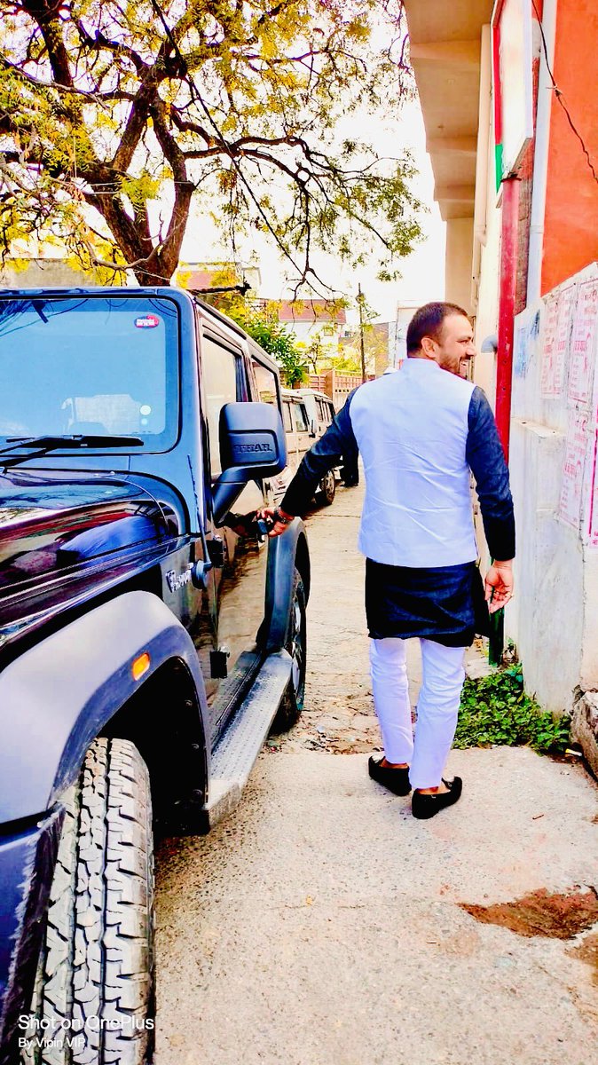 मंज़िलें लाख कठिन आये गुज़र जाऊँगा..
हौसला हार के बैठूँगा तो मर जाऊँगा...!!
चल रहे थे जो मेरे साथ कहाँ है वो लोग,,,
जो ये कहते थे कि रस्ते में बिखर जाऊँगा।।