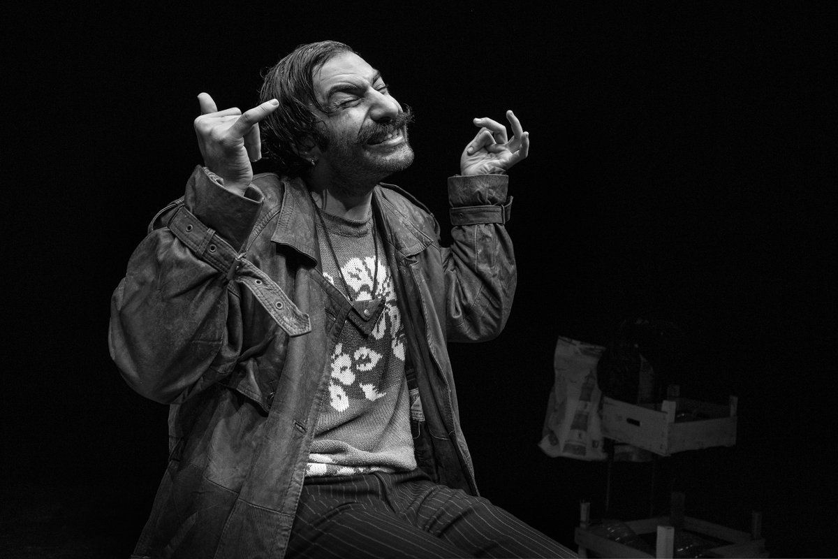 Yağmurlu gecede, lağım çukuruna dönmüş şehrin gaddarlığına rağmen, seni yakalayıp kolundan, “seni seviyorum birader” diye inleyen adamın sözü. 
Ormanlardan Hemen Önceki Gece

<a href="/k_aydogan/">kemal aydoğan</a>
<a href="/barisysever/">barış yurtsever</a>

06 Nisan Perşembe, 20:30
biletler satışta🔻
biletinial.com/tiyatro/ormanl…