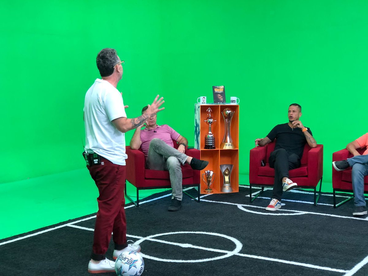 OSDONOSDABOLA's tweet image. COMEÇOU, GAROTINHO!
Craque @10neto detona a arbitragem do jogo entre #Palmeiras e #Ituano no #OsDonosDaBola! 😳
Liga na @bandtv e vem com a gente!

Assista: youtube.com/watch?v=XH9pmh…