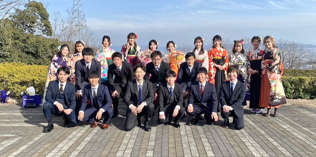 ueyu_1111's tweet photo. 無事卒業しました！！
マジで大学4年間楽しかった！！！
それも俺と関わってくれた全ての人のおかげです！！

卒業しても俺は大阪で働くから、マジで飲みやらバンドやらなんでも誘ってください。

本当に4年間ありがとうございました！！🎉🎉🎉 https://t.co/FEBMuFJecn