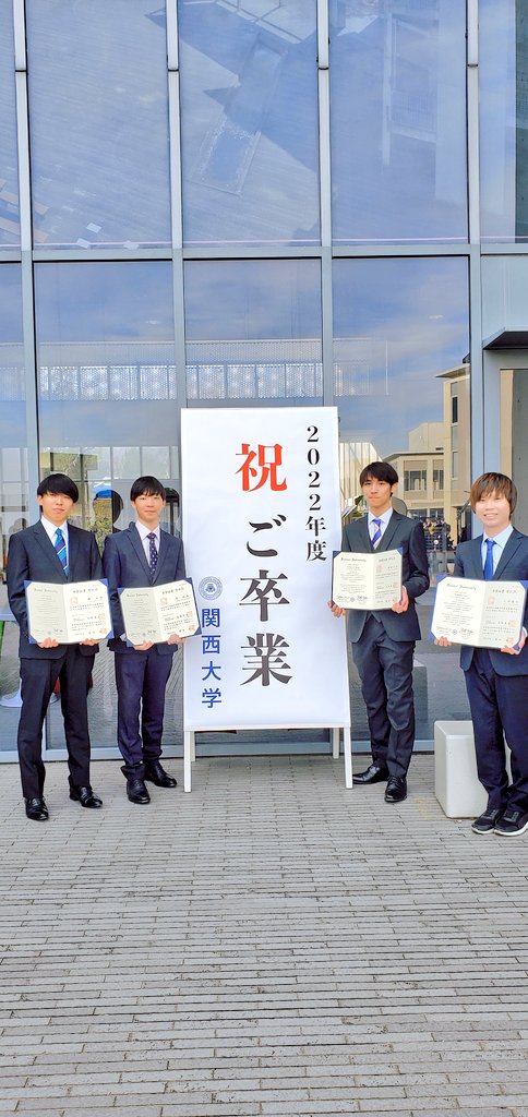 ueyu_1111's tweet photo. 無事卒業しました！！
マジで大学4年間楽しかった！！！
それも俺と関わってくれた全ての人のおかげです！！

卒業しても俺は大阪で働くから、マジで飲みやらバンドやらなんでも誘ってください。

本当に4年間ありがとうございました！！🎉🎉🎉 https://t.co/FEBMuFJecn