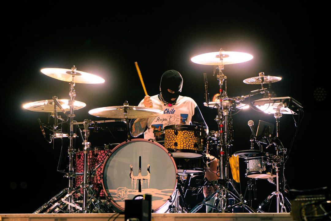 TOPUPDATERS's tweet image. .@twentyonepilots playing Lollapalooza Chile last night #LollaCL2023