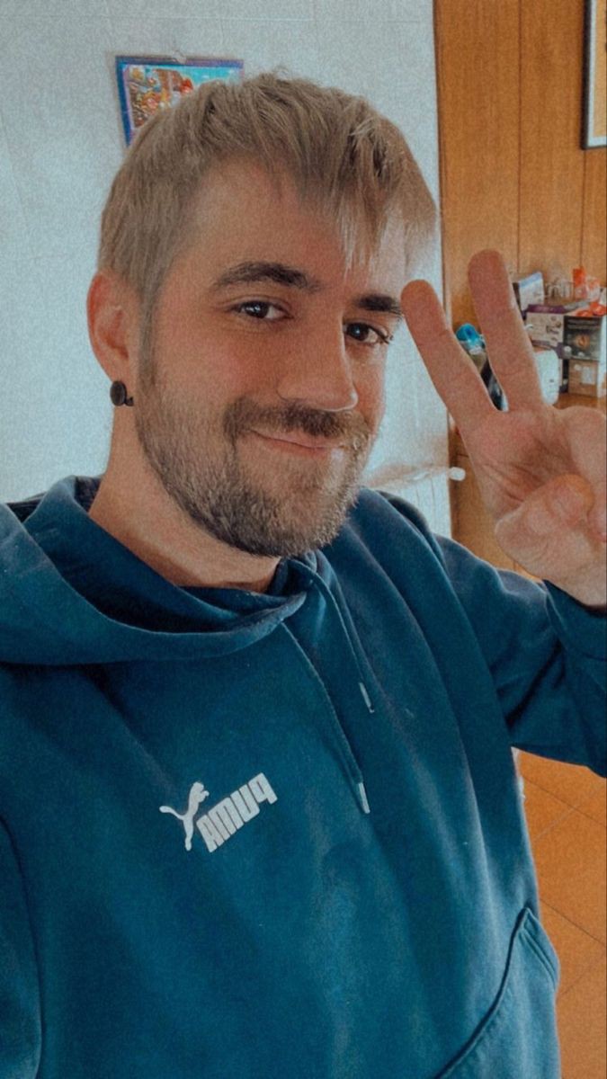 auronpelmeni's tweet photo. A mi me da igual que sea supuesta manipulación o como quieran llamarle, Au porfa haz más streams con el pelo así, te lo suplico.
Es que le queda tan lindo el pelo hacia abajo 🤏🤍 https://t.co/cRmMwnrZXf