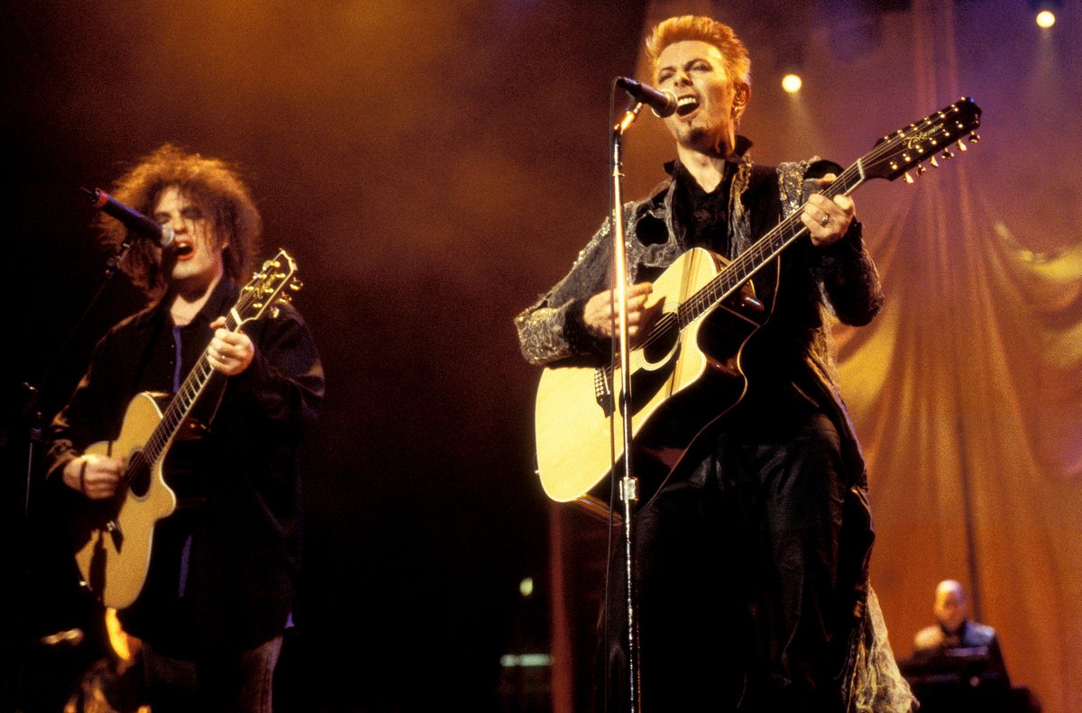 Impsansi's tweet photo. Robert Smith and David Bowie ― January 1997, Bowie's 50th Birthday Celebration Concert at Madison Square Garden in New York City.

📸 Kevin Mazur https://t.co/iumYDpv83C
