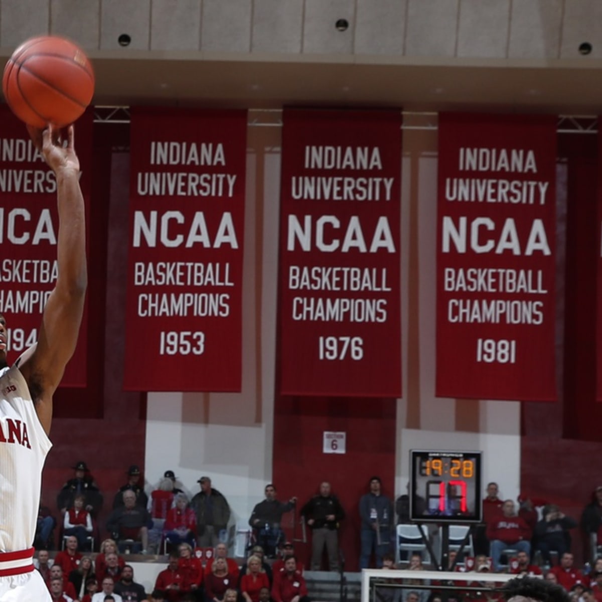 Sabonis_Muse's tweet photo. 7 years of Indiana Basketball: 

129-100 record
2 NCAA tournament appearances
1 #MarchMadness win vs Kent State
0 Big 10 regular season titles or tournament final appearances

This team hasn't been relevant in 40 years 😭 https://t.co/ji0fuX68N4