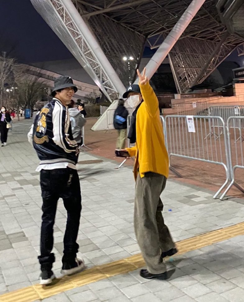 celestial_hae's tweet photo. donghae going to a harry styles concert with his police bestie 1ilgram after just getting back from japan? as expected from our social butterfly~ 🥹🤍 https://t.co/i0f1uH8AcD