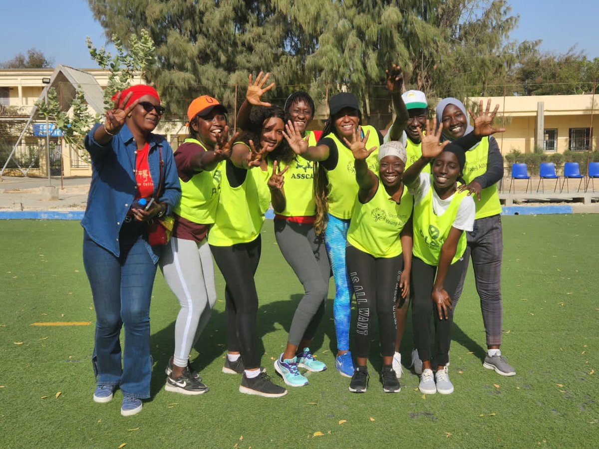 ReseauLouis's tweet photo. Retour en image sur la 1ère activitè du Rèseau des Jeunes Femmes Entrepreneures de Saint-Louis.
Un match de foot-ball oppoasant Marièes et Cèlibataires; Skiny et Apoutchou.
Marièes 3- 0 Cèlibataires
Apoutchou 2- 1 skiny.
#ladiesboss
#RJFES ♥️🇸🇳💯 https://t.co/whZvcDXd9u