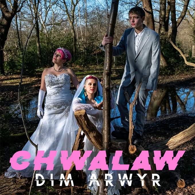 Rhys Mwyn (@therealrhysmwyn) on Twitter photo Spin i hon gan <a href="/Chwalaw_Music/">Chwalaw</a> @IzzyMorgana <a href="/CerysHafana/">Cerys Hafana</a> <a href="/Efa_Twm/">Efa Supertramp</a> ar y sioe heno <a href="/BBCRadioCymru/">Radio Cymru</a> Yn y 30 munud cyntaf
bbc.co.uk/programmes/b07… Spin i hon gan <a href="/Chwalaw_Music/">Chwalaw</a> @IzzyMorgana <a href="/CerysHafana/">Cerys Hafana</a> <a href="/Efa_Twm/">Efa Supertramp</a> ar y sioe heno <a href="/BBCRadioCymru/">Radio Cymru</a> Yn y 30 munud cyntaf
bbc.co.uk/programmes/b07…
