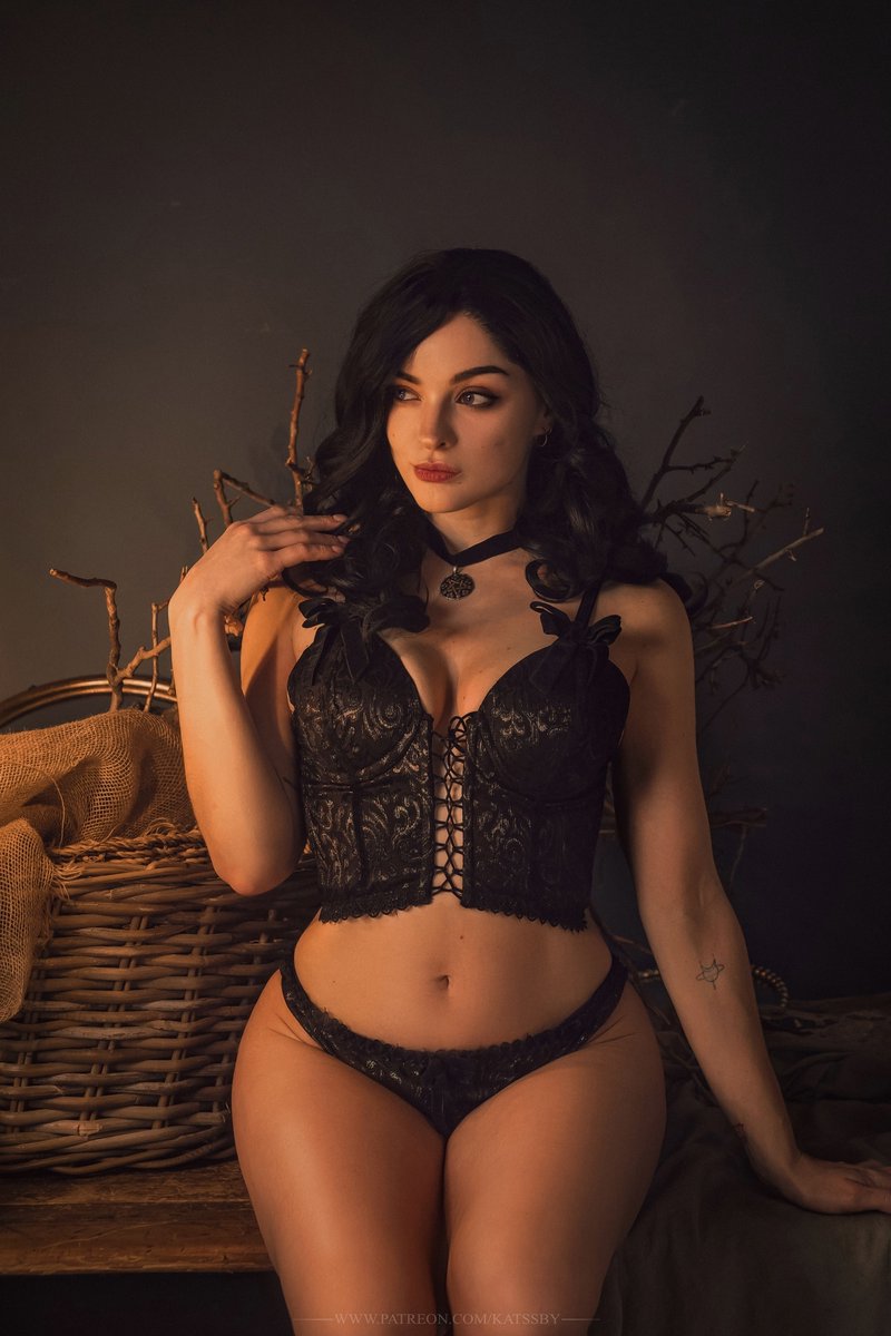 Geralt, I think those thighs would look great on your face 🖤 Third teaser of my cosplay of the month - Alluring Yennefer of Vengerberg Join my platforms till 30.03 to get the full shoot 🖤 #Witcher3 #witcher #witchercosplay #yennefer #yennefercosplay #cosplay