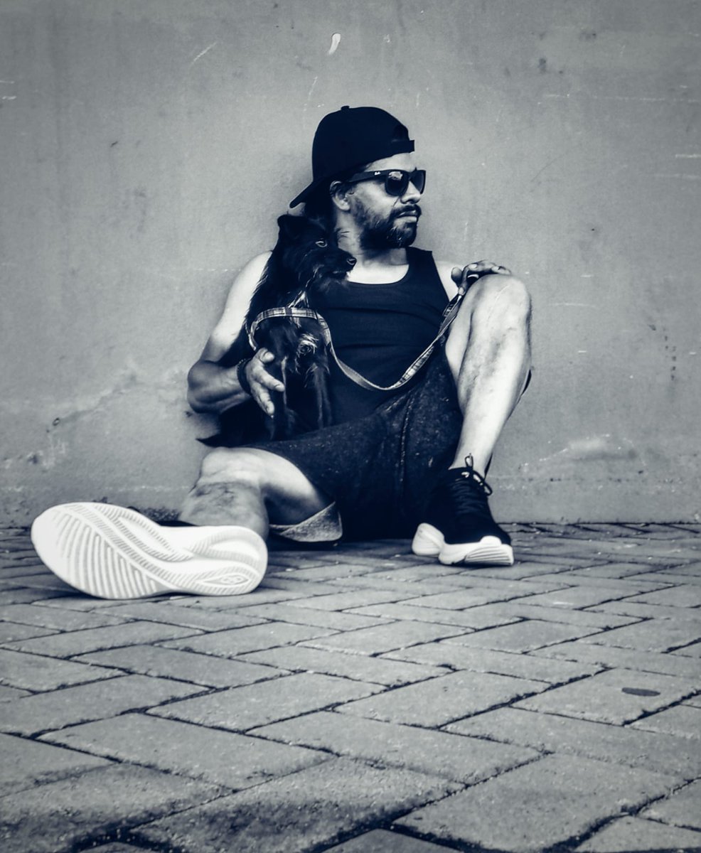 catiaflores_'s tweet photo. E o @Marc0sleal que não queria, pq não queria cachorro, adotei o Mike, e ele acabou se rendendo aos encantos dele, que hoje de manhã deixou a TV ligada pra ele com a patrulha Canina pra ele não ficar chorando 😍😍😊💙💙🐕 https://t.co/2V1QMX1qq9