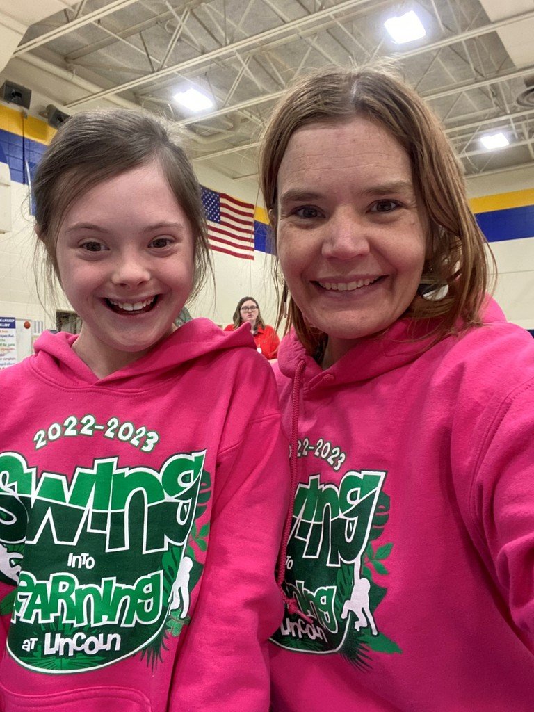 AberdeenLincoln's tweet photo. The best part of Mrs. Gatzemeyer's day so far was hearing a very excited, "We Match!" in the lunch line. #SoaringLincolnLights #Twinsies https://t.co/G5mOgZyB8O