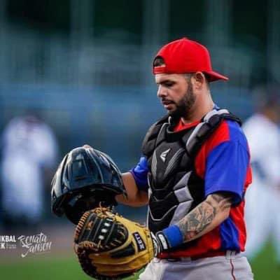 IsmaryBacallao's tweet photo. 🚨ÚLTIMA NOTICIA !
pa' atrás ni muerto!

El receptor Iván Prieto abandonó el equipo Cuba de pelota antes de que el conjunto regresara a La Habana procedente de Miami en la mañana de este lunes, según dieron a conocer periodistas deportivos en redes sociales.

"Prieto es el primer pelotero que deja la selección de Cuba en un Clásico Mundial de Béisbol", escribió el periodista Francys Romero, que no ofreció otros detalles sobre las circunstancias en que el pelotero granmense abandonó la delegación oficial deportiva.