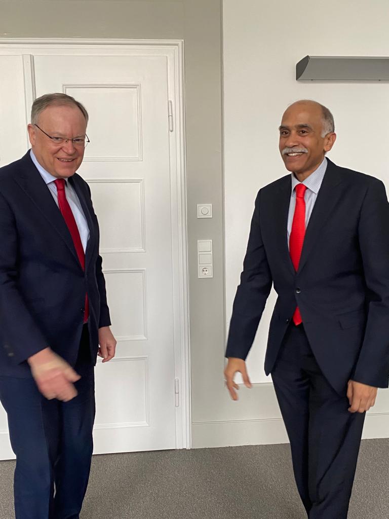 #AmbHarishParvathaneni met Mr Stephan Weil, Minister President of Lower Saxony and discussed greater cooperation between 🇮🇳 and Lower Saxony in various fields such as #sustainabledevelopment, #greenenergy, higher education and people2people cooperation.