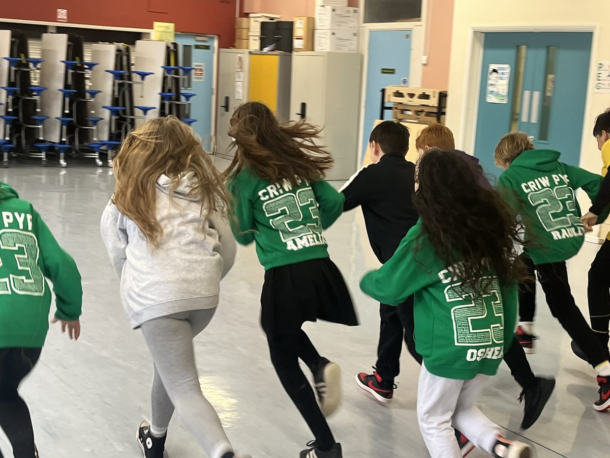 Pêl-rwyd tan i’r glaw gyrraedd ac yna prawf beep yn y neuadd. 🏐🏃🏼‍♂️🏃🏻‍♀️