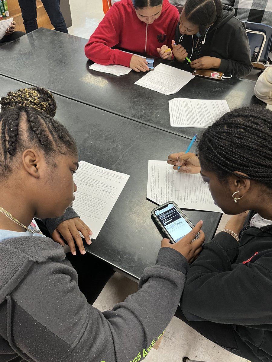 GJAMSMustangs's tweet photo. When Spring Break Academy becomes a family affair, you might recognize this guest in the science rotation (adding a marine science spin to the Natural Selection lesson). @msriverareads @MarcheleTucker @lisagarcia_lisa @MDCPSDAS https://t.co/Bj31x6wWr6