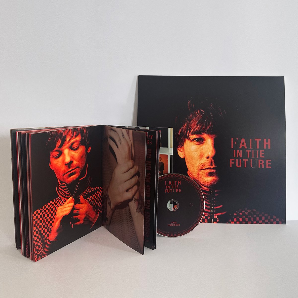PatheLive_FR's tweet photo. JEU-CONCOURS
A l'occasion de la diffusion du documentaire de @Louis_Tomlinson, #AllOfThoseVoices, tentez de gagner un des 5 lots vinyle + livret CD de son dernier  album #FaithInTheFuture !
1 RT = 1 participation
Gagnants tirés au sort et contactés en mp
🎟️https://t.co/qM0YUqkzYM https://t.co/A4HaQd3eV3