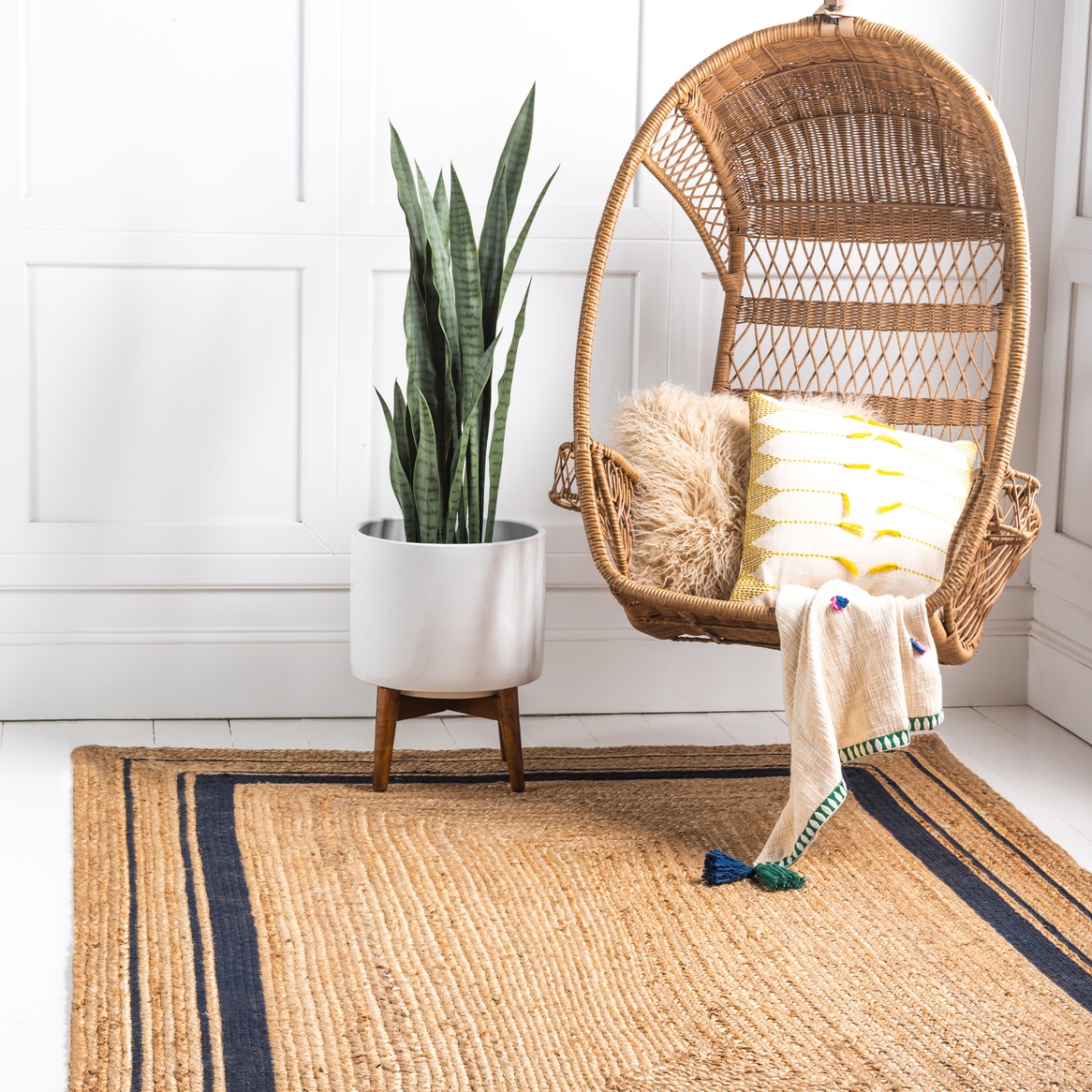 HomeThangs's tweet image. Shopping for a new area rug? Start by choosing the right material! The fibers used to make the rug will determine not only the look, but how durable (and washable) it will be over time. This #tbt, check out our updated guide to getting it right: bit.ly/3yOftKu