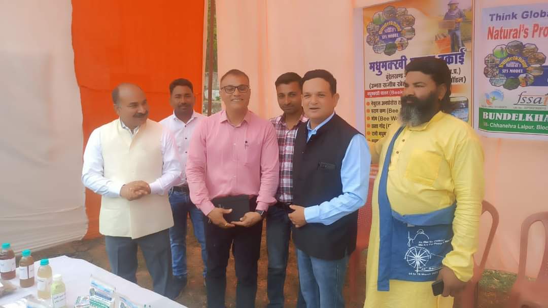 आदरणीय गुरुजी डॉ. मनोज कुमार सिंह सर जी [ प्रधान वैज्ञानिक CIRG मथुरा ] एवं आदरणीय गुरुजी डॉ. विनय चतुर्वेदी सर जी [ पशु चिकित्सा वैज्ञानिक CIRG मथुरा ] से CIRG मे शिष्टाचार भेंट कर आशीर्वाद एवं मार्गदर्शन मिला।