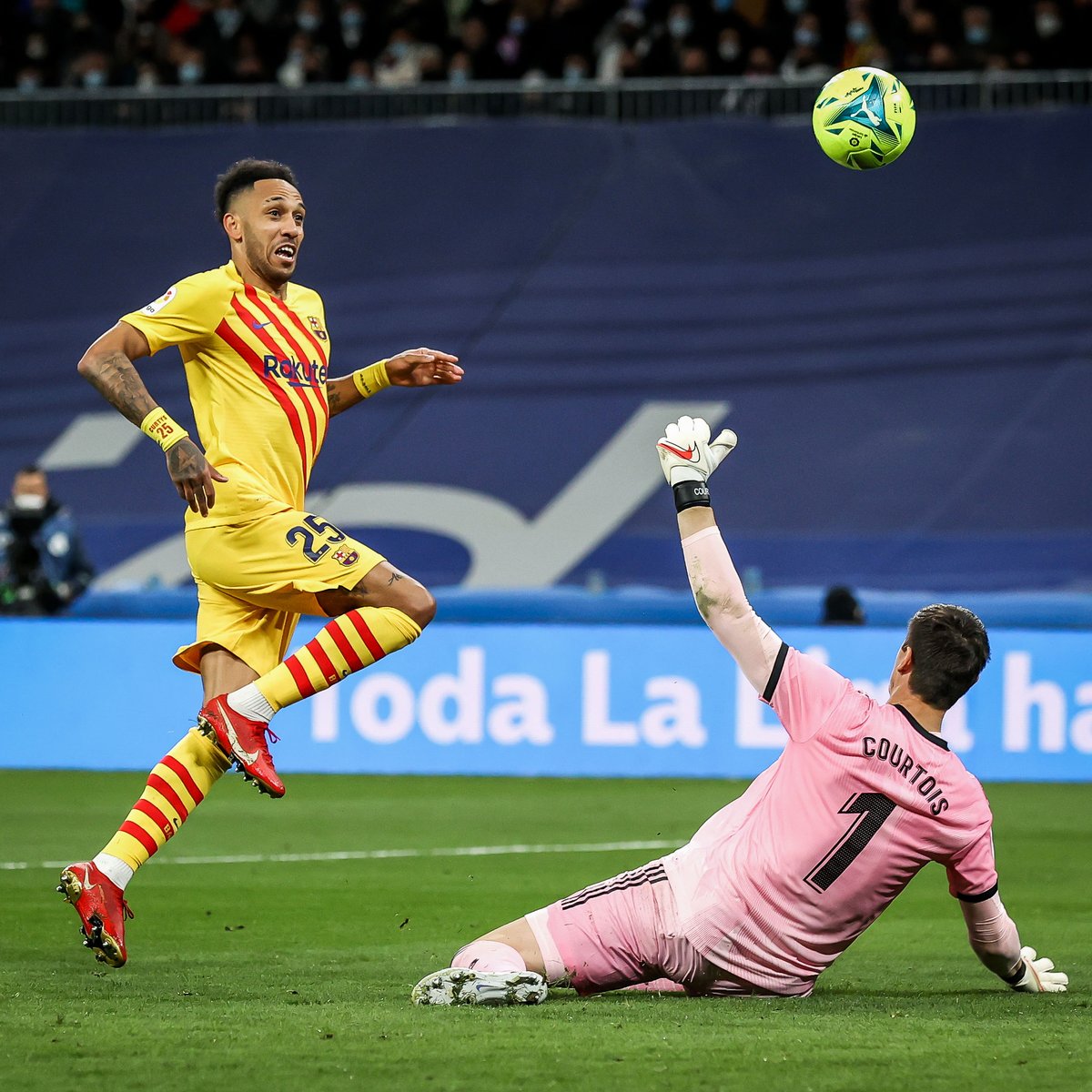 brfootball's tweet photo. One year ago today, Barcelona thrashed Real Madrid 4-0 in the Bernabéu.

Since then they've played five more Clásicos with Barça winning four of them 😳 https://t.co/l0PADh8vpo