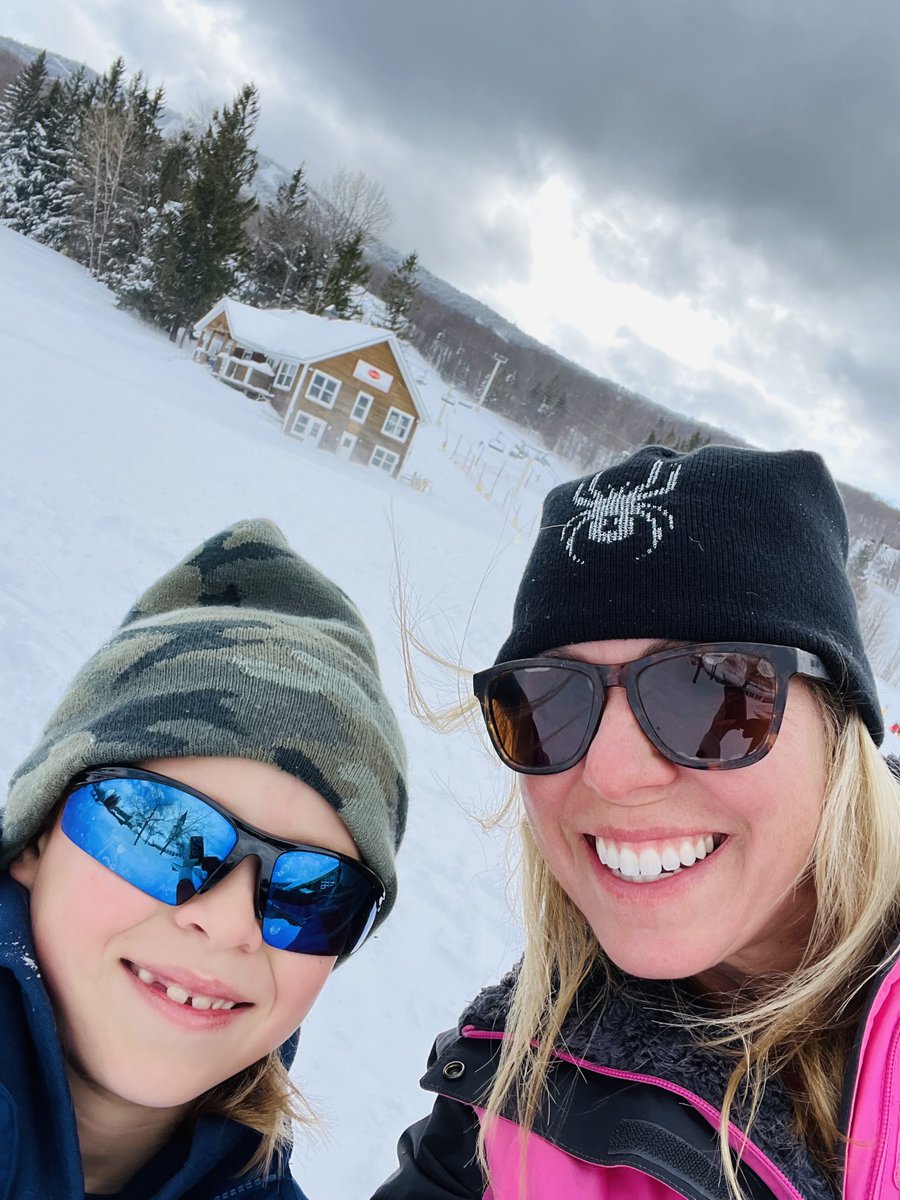 GetawayGirl's tweet photo. We timed our visit to #Vermont (state #21) with the Nor’easter storm that dumped tons of fresh snow on us at @StrattonResort. We also visited Glastenview Maple Farm for a tour &amp; tasting. ⛷️🍁❤️ #50stateschallenge @VermontTourism @vermont_maple #vermontlife https://t.co/5sFftpS85C
