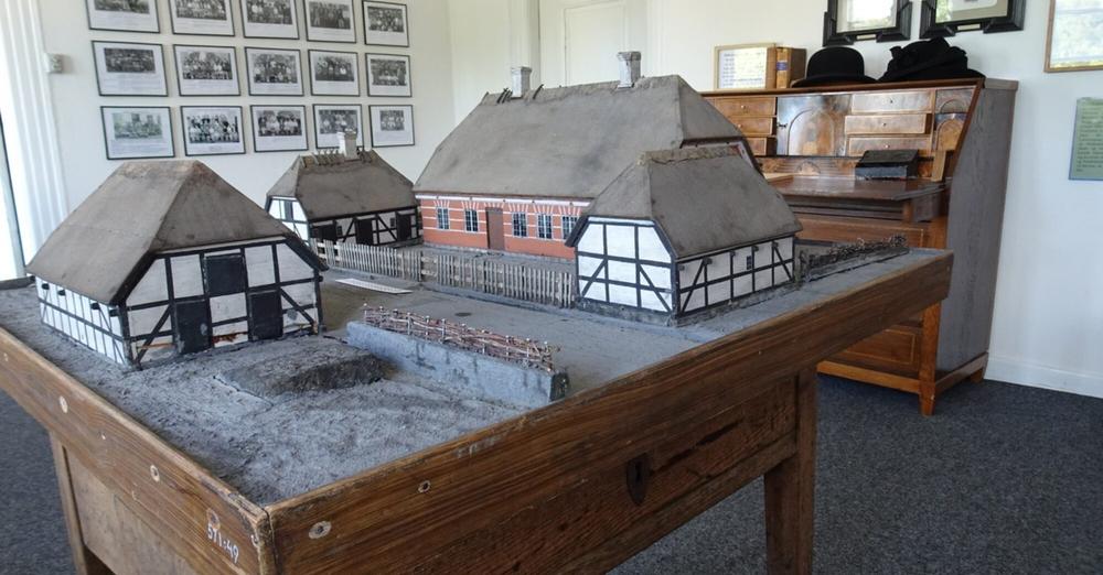 SkoleFor's tweet image. Gærup Skolemuseum på Fyn holder 13. og 14. maj 2023 Skolehistoriske Dage med "Dannelse og uddannelse" som tema.
 
Se program og praktiske detaljer her: gaerupskolemuseum.dk/skolehistorisk…