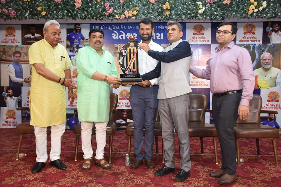 kamlesh_mirani's tweet photo. ભારતીય ક્રિકેટર અને લોહાણા સમાજ નું ગૌરવ @cheteshwar1 એ ૧૦૦ ટેસ્ટ મેચ રમી રાજકોટ મહાનગર નું નામ રોશન કર્યું છે ત્યારે રાજકોટ લોહાણા મહાજન દ્વારા તેમનો ભવ્ય સન્માન સમારોહ યોજાયો હતો.

#IndianCricketTeam #cheteshwarpujara #RajkotLohanaMahajan #100TestMatch https://t.co/otD1YHLkMf