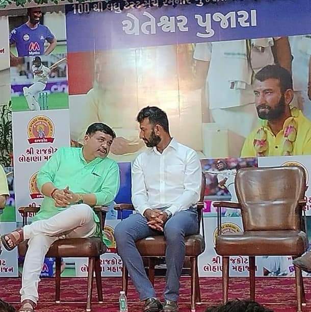 kamlesh_mirani's tweet photo. ભારતીય ક્રિકેટર અને લોહાણા સમાજ નું ગૌરવ @cheteshwar1 એ ૧૦૦ ટેસ્ટ મેચ રમી રાજકોટ મહાનગર નું નામ રોશન કર્યું છે ત્યારે રાજકોટ લોહાણા મહાજન દ્વારા તેમનો ભવ્ય સન્માન સમારોહ યોજાયો હતો.

#IndianCricketTeam #cheteshwarpujara #RajkotLohanaMahajan #100TestMatch https://t.co/otD1YHLkMf
