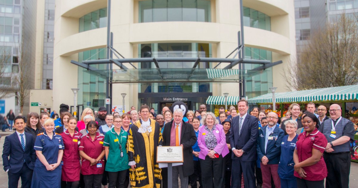 nhsuhcw's tweet photo. A plaque marking the Freedom of the City awarded to UHCW was unveiled at University Hospital today.

@coventrycc granted the honour as a thank you for the Trust’s efforts in supporting the city through the Covid-19 pandemic.

Read more ⬇️
https://t.co/qkBiLofPzV https://t.co/RdRCwzjSCh