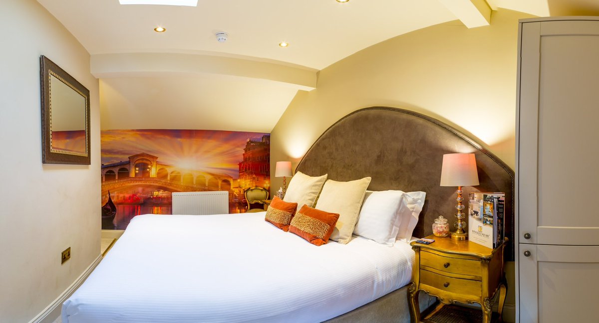winckleystays's tweet photo. When in Venice ๐ฎ๐น
Enjoy the perfect nights stay in our Venice apartment. The perfect apartment for couples to relax and unwind ๐ฅ
#venice #winckley #lancashire #preston #aparthotel #apartment https://t.co/qUKvyaiA5g