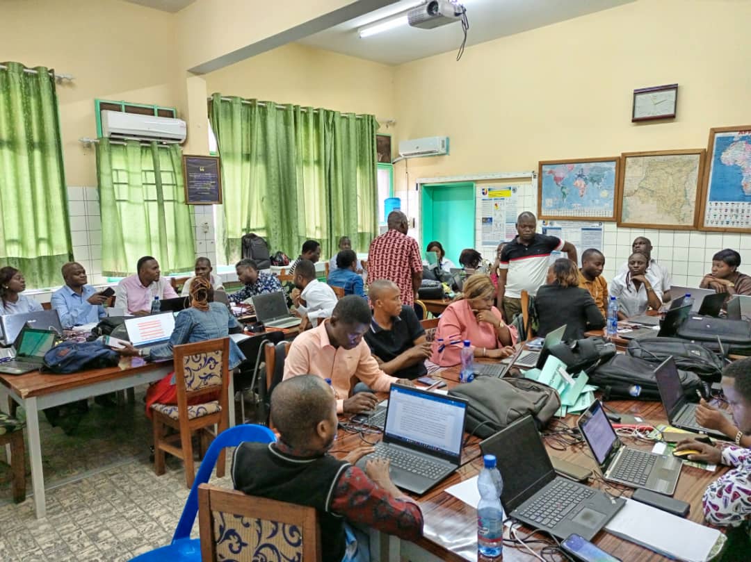 Inoha_Unikin's tweet photo. Elaboration des projets bancables : Séance de travail en groupe avec les apprenants du M1 ECOM-ALGER sous la supervision du Prof Julien AMANI.
#OneHealth https://t.co/EbvS4YxqKy