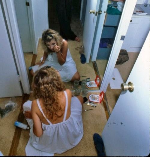 bowiezfr's tweet photo. stevie nicks doing her makeup in her apartment, 1978 https://t.co/QIOHMfvyOG