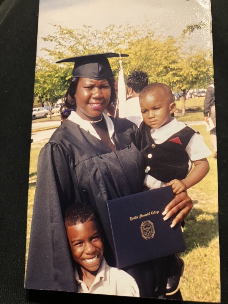 SybrinaFulton's tweet image. One of the happiest days of my life 😍👑
Received my Bachelor’s degree &amp;amp; both my Son/Sunshines were in attendance 
#FloridaMemorialUniversity c/o 97 👌🏾👑