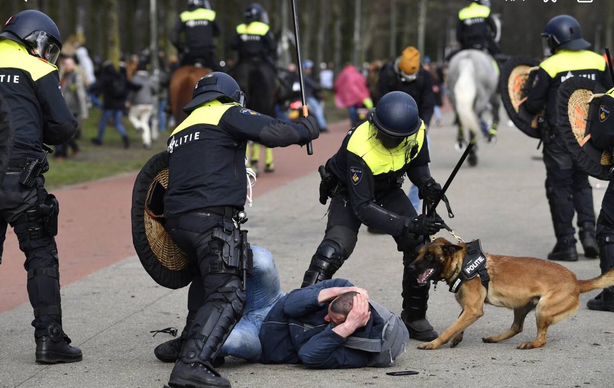 Justitiële molens malen langzaam. Vooral als de verdachten politiemannen zijn. Twee jaar na het ‘disproportioneel’ mishandelen van demonstranten op Malieveld is nog steeds geen procesdatum bekend tegen twee verdachte agenten. Er worden nog getuigen gehoord, zegt <a href="/OM_DenHaag/">OM Den Haag</a>