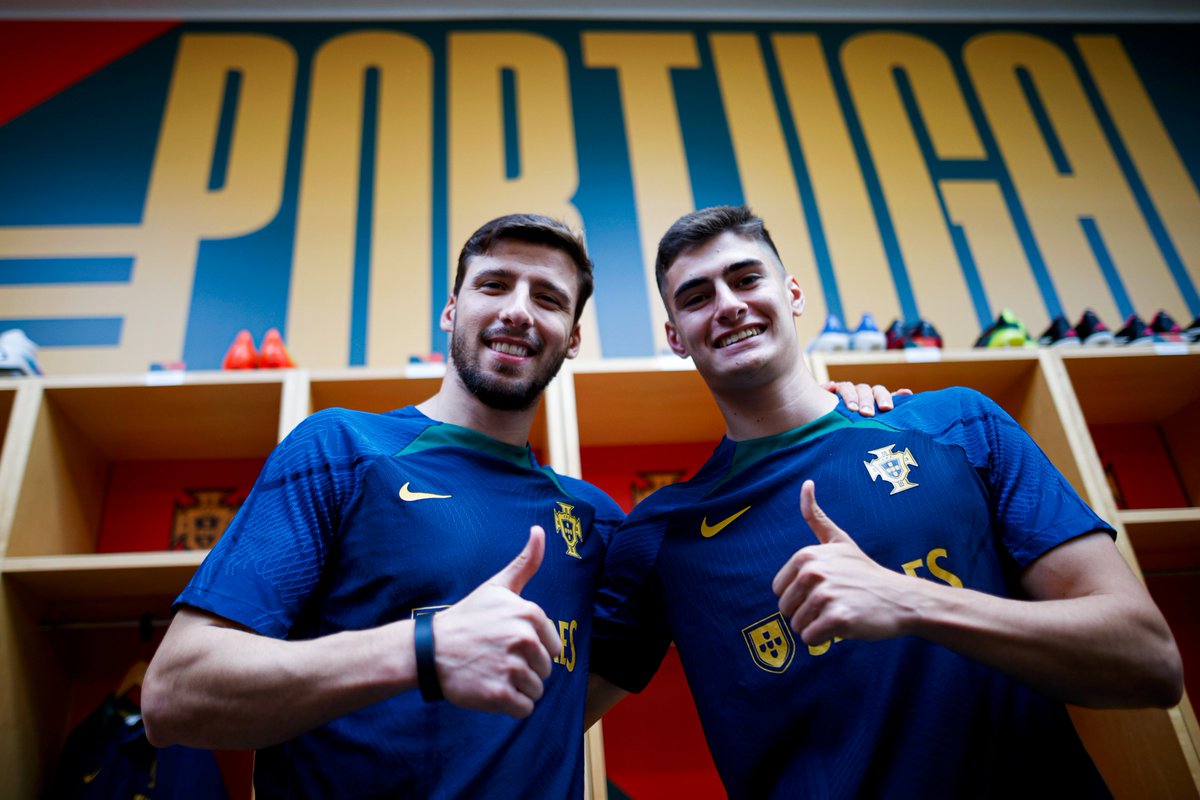 selecaoportugal's tweet photo. Segundas-feiras perfeitas: eles estão de volta! 😍 #VesteABandeira

Our boys are here. 😍 #WearTheFlag https://t.co/lIf4PUoTXg