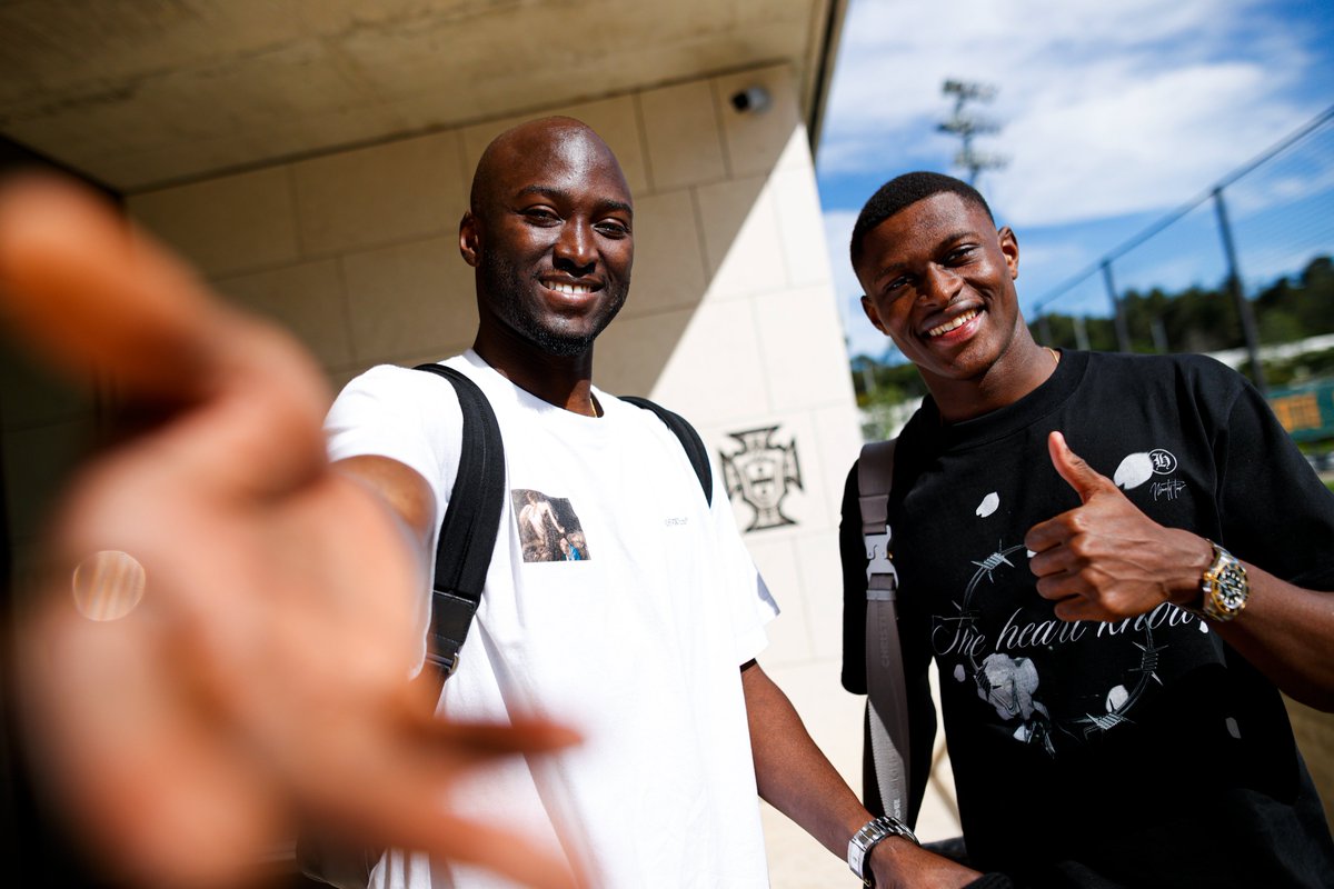 selecaoportugal's tweet photo. Segundas-feiras perfeitas: eles estão de volta! 😍 #VesteABandeira

Our boys are here. 😍 #WearTheFlag https://t.co/lIf4PUoTXg