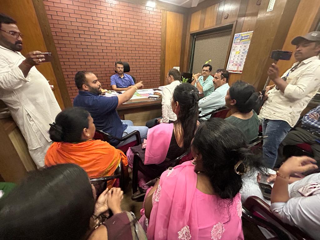 PalgharPrahar's tweet photo. महापालिकेच्‍या सर्व अधिकार्‍यांच्‍या विरोधात कठोर वसई-विरार शहर महानगरपालिकेला टाळे ठोक आंदोलन

#TaaleThokAndolan #andolan #march #cprruption  #mungiplecorporation #vvcmc #bacchukaduofficial #bacchukadu #hiteshjadhavofficial #praharjanshaktipaksh #praharpalghar #vasaivira https://t.co/duSvHL7jUH
