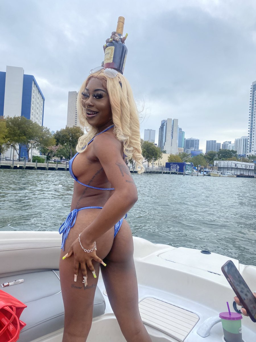 KWEENMANIII's tweet photo. Young turnt b*tch lifestyle! #305🌴 https://t.co/5Ua1oIKti4