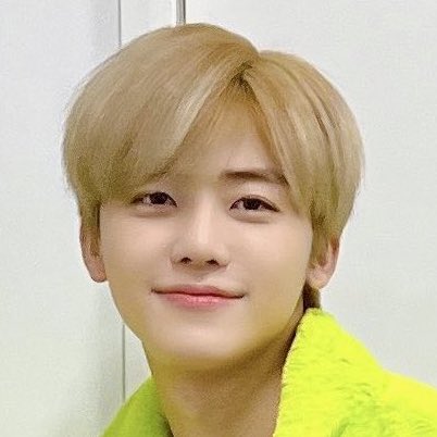 ່ on Twitter: "cheeks 🤏"